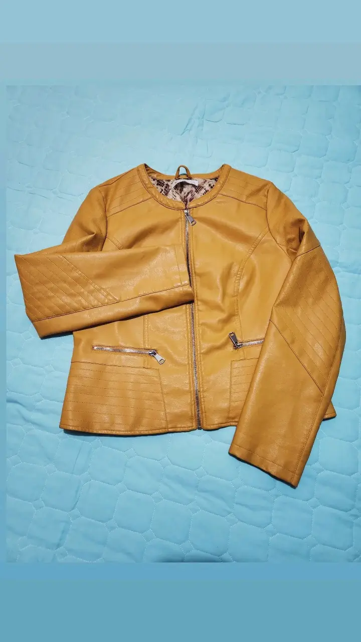 Chaqueta de cuero sintético mostaza