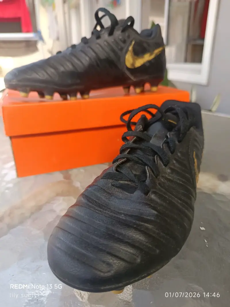 Botines de fútbol Nike negros con logo dorado - 1