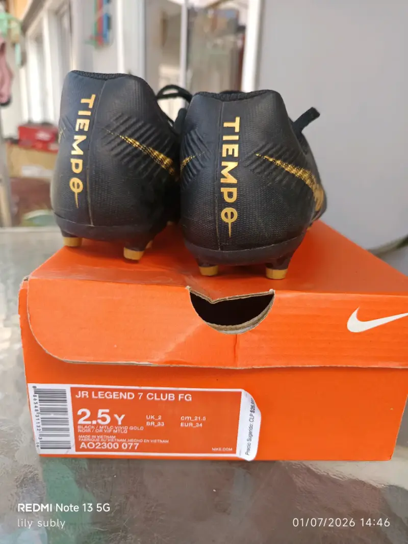 Botines de fútbol Nike negros con logo dorado - 2