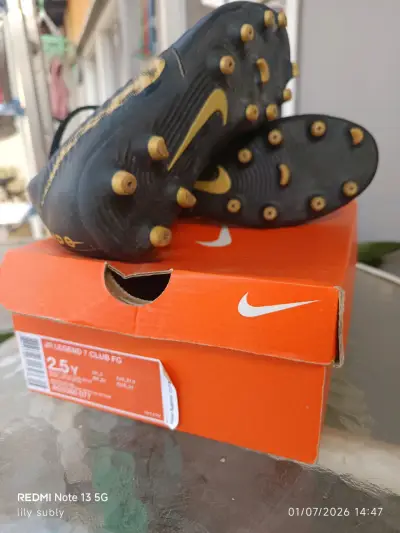 Botines de fútbol Nike negros con logo dorado - miniatura 3