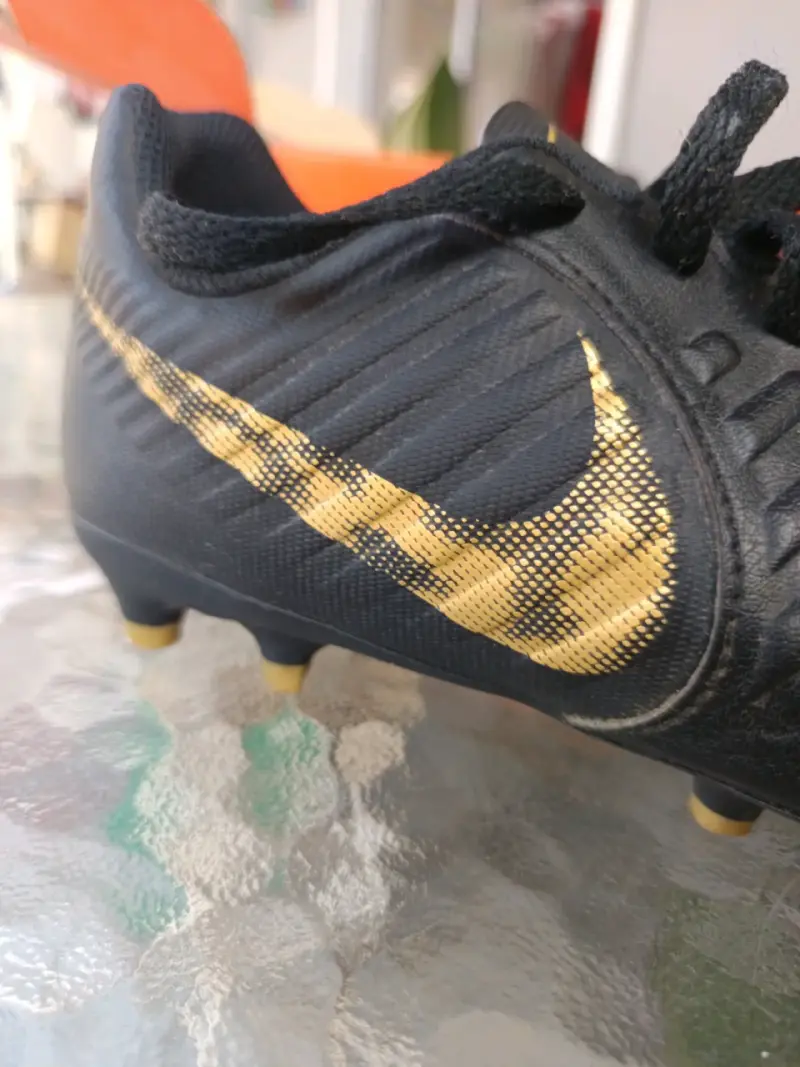 Botines de fútbol Nike negros con logo dorado - 4