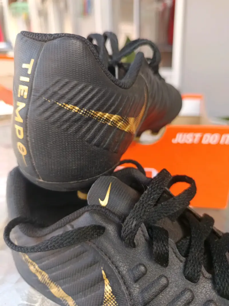 Botines de fútbol Nike negros con logo dorado - 5