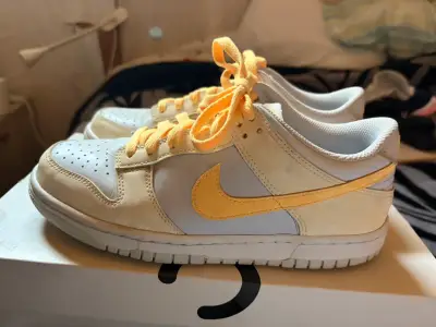 Zapatillas Nike Dunk Low amarillas y blancas - miniatura 1