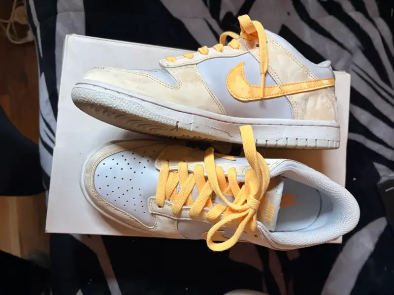 Zapatillas Nike Dunk Low amarillas y blancas - 2