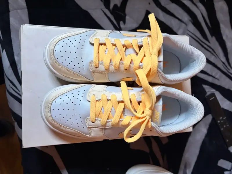Zapatillas Nike Dunk Low amarillas y blancas - 3