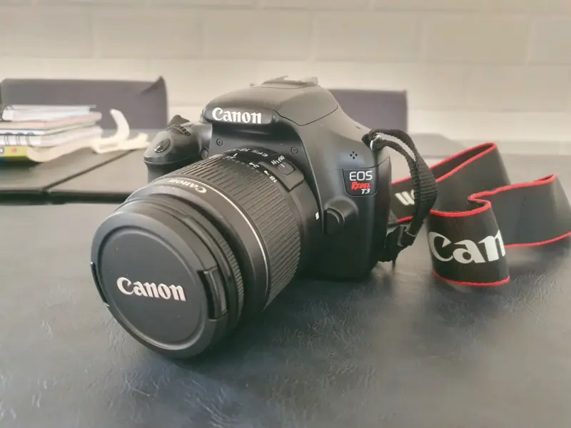 Cámara Canon DSLR con lente 18-55mm - 2