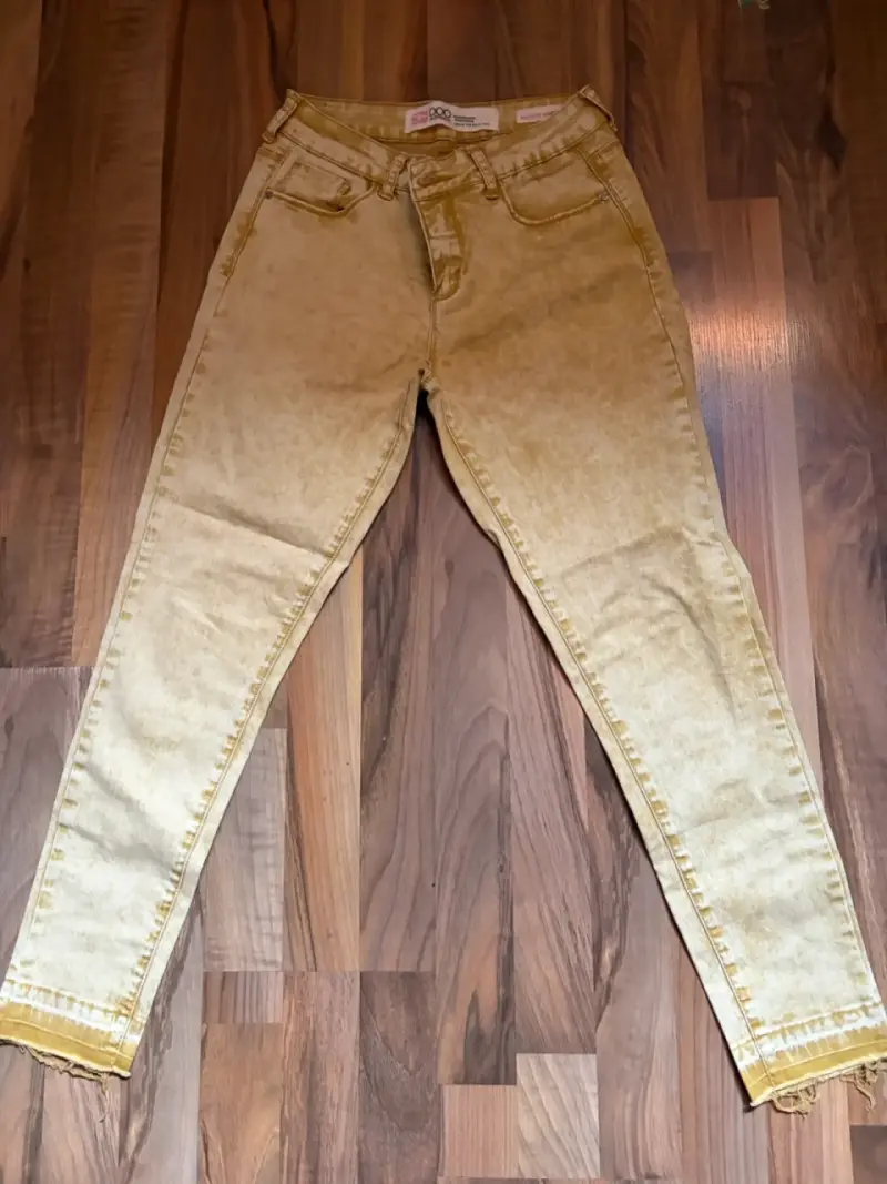 Jeans amarillos desgastados para mujer