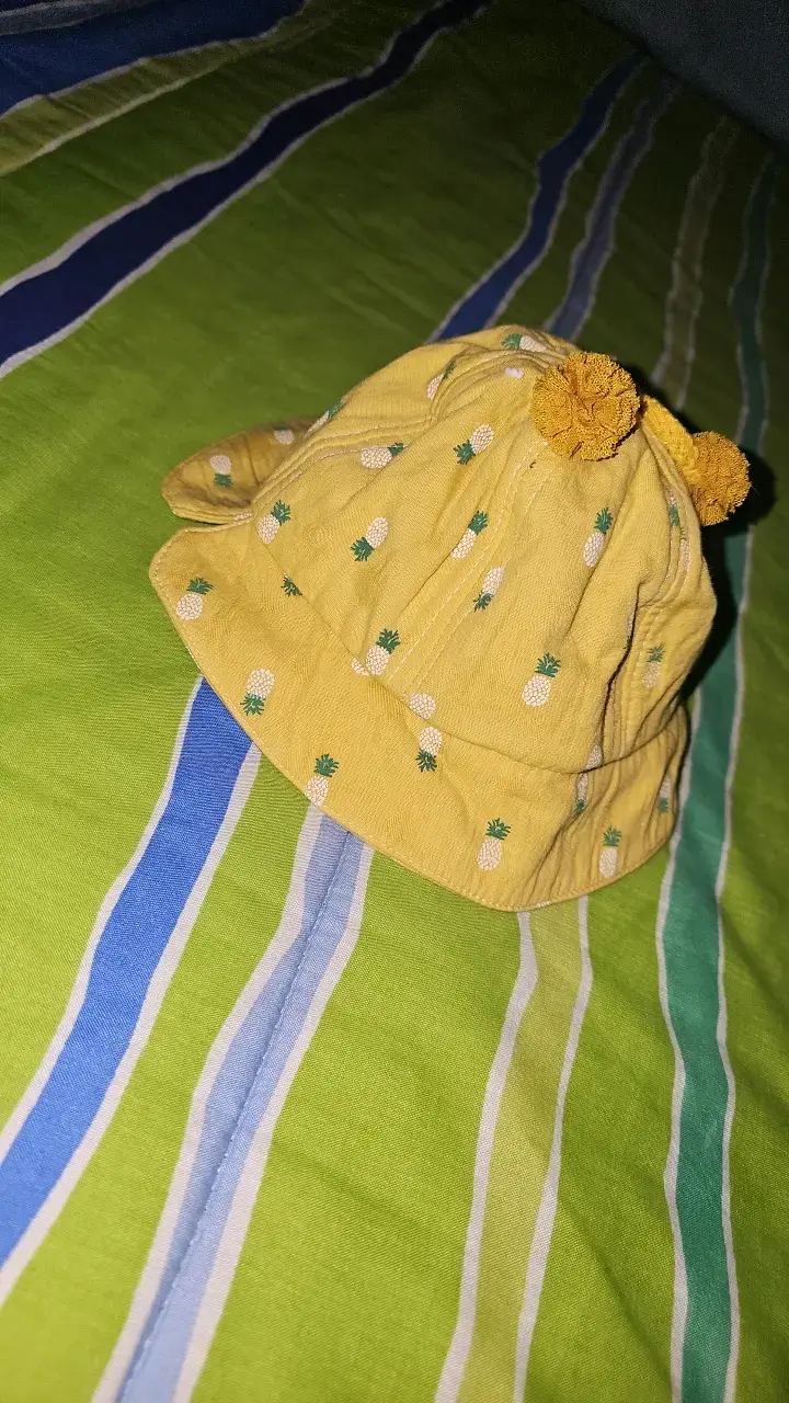Sombrero infantil amarillo con piñas