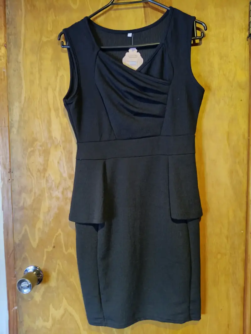 Vestido negro elegante sin mangas