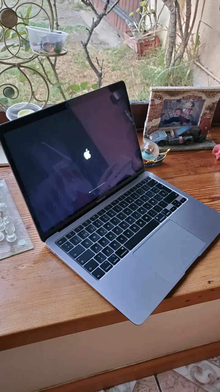 MacBook Air 2020 i3 - 6
