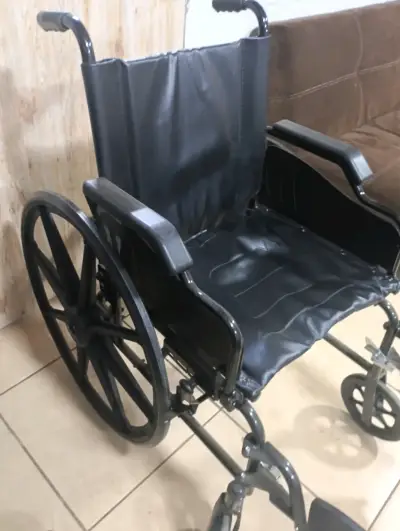 Silla de ruedas plegable en venta buen estado - miniatura 1