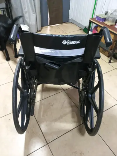 Silla de ruedas plegable en venta buen estado - miniatura 4