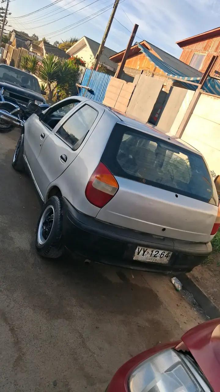 Auto compacto en buen estado de latas