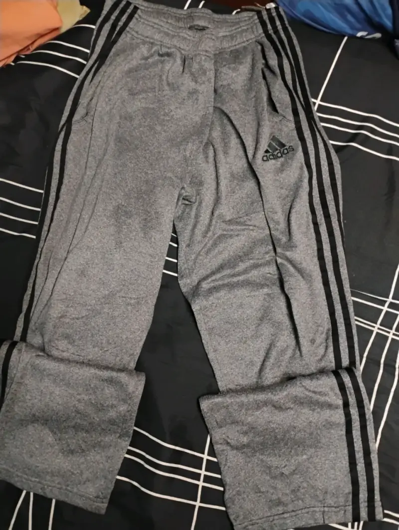 Pantalones deportivos Adidas grises con franjas - 1