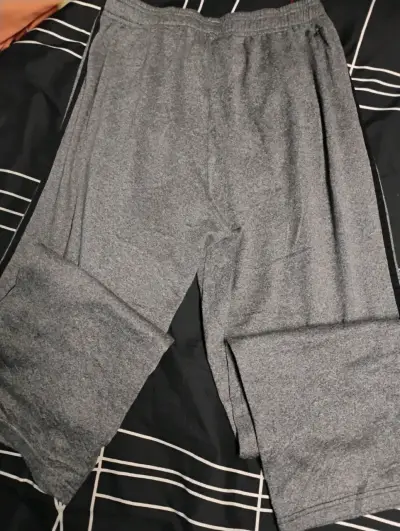 Pantalones deportivos Adidas grises con franjas - miniatura 3