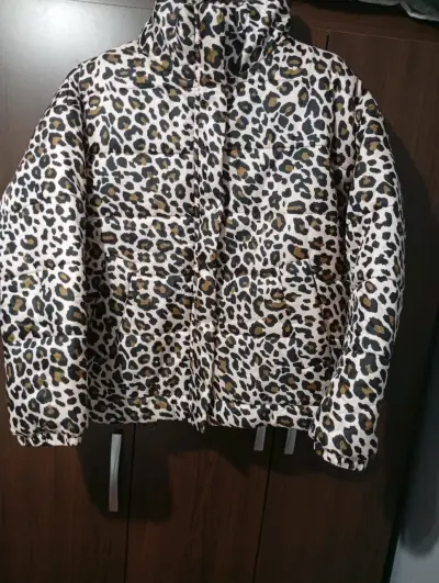 Chaqueta acolchada con estampado de leopardo - miniatura 1