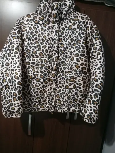 Chaqueta acolchada con estampado de leopardo - miniatura 2