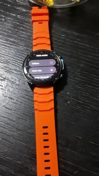 Smartwatch deportivo con correa naranja - miniatura 1