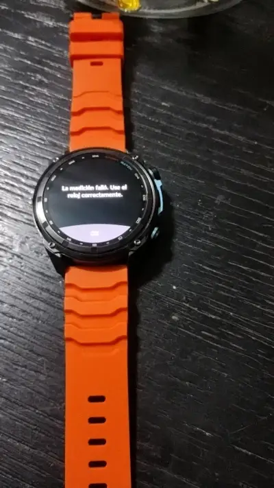 Smartwatch deportivo con correa naranja - miniatura 2