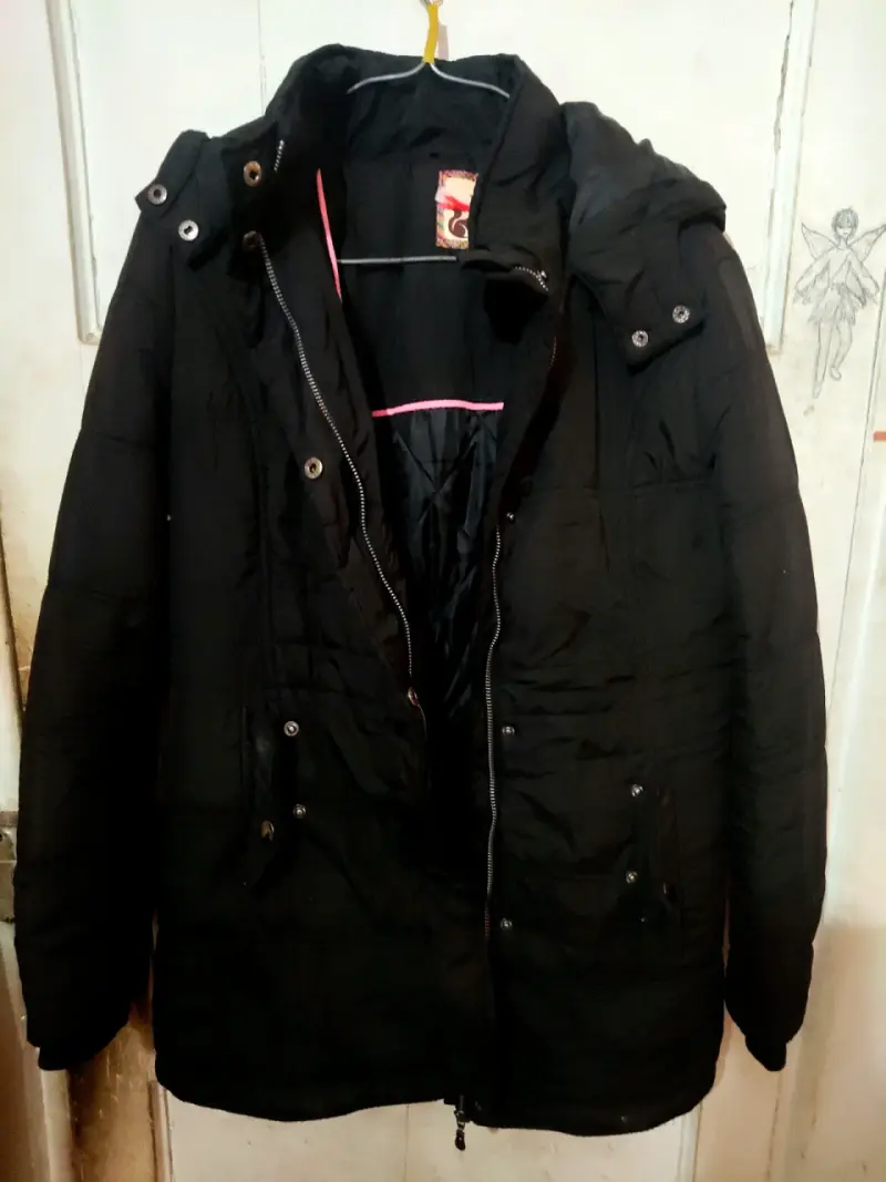 Chaqueta acolchada negra con capucha desmontable - 2