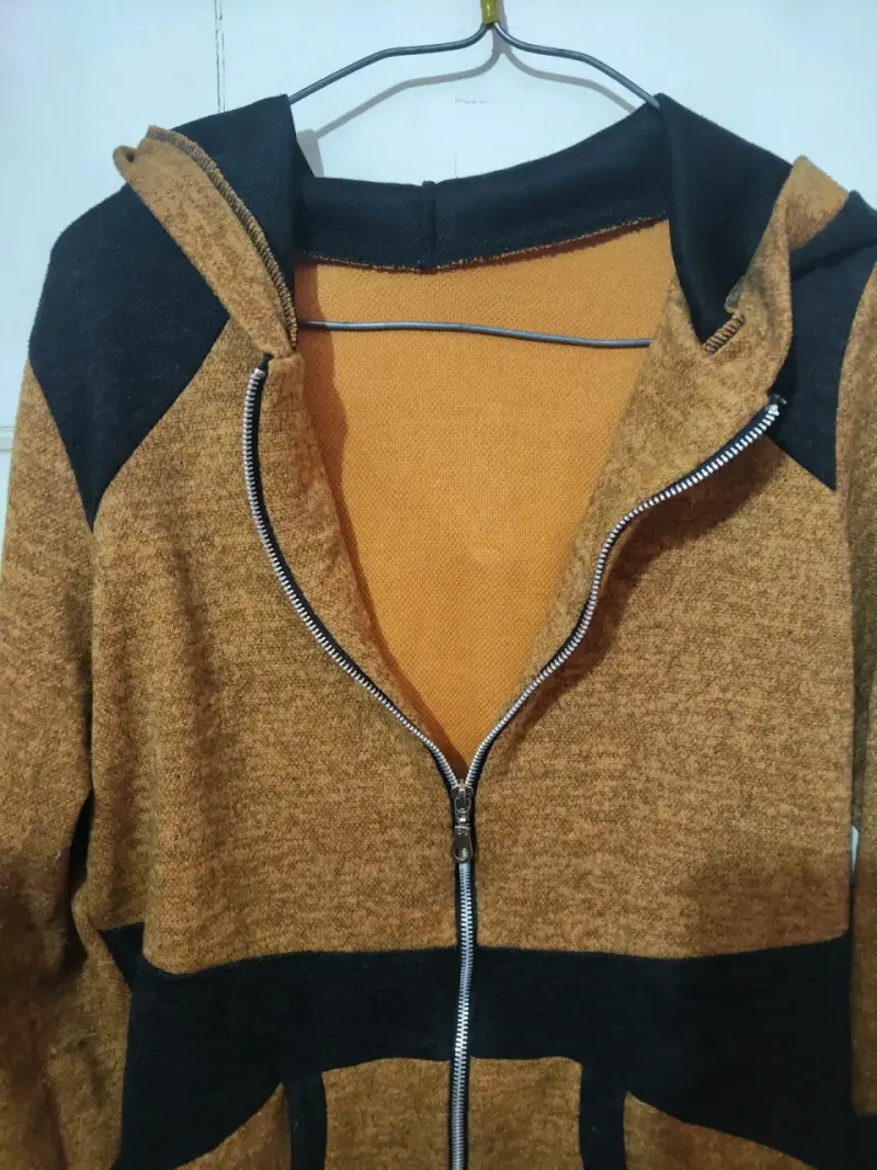 Polerón con capucha bicolor marrón y negro - 2