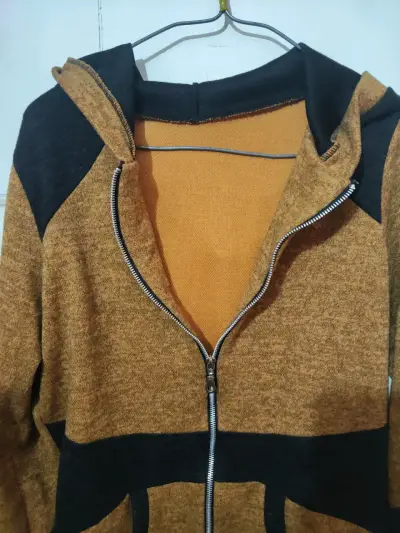 Polerón con capucha bicolor marrón y negro - miniatura 2