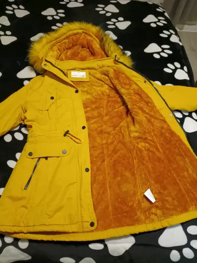Parka amarilla con capucha de piel sintética - miniatura 1