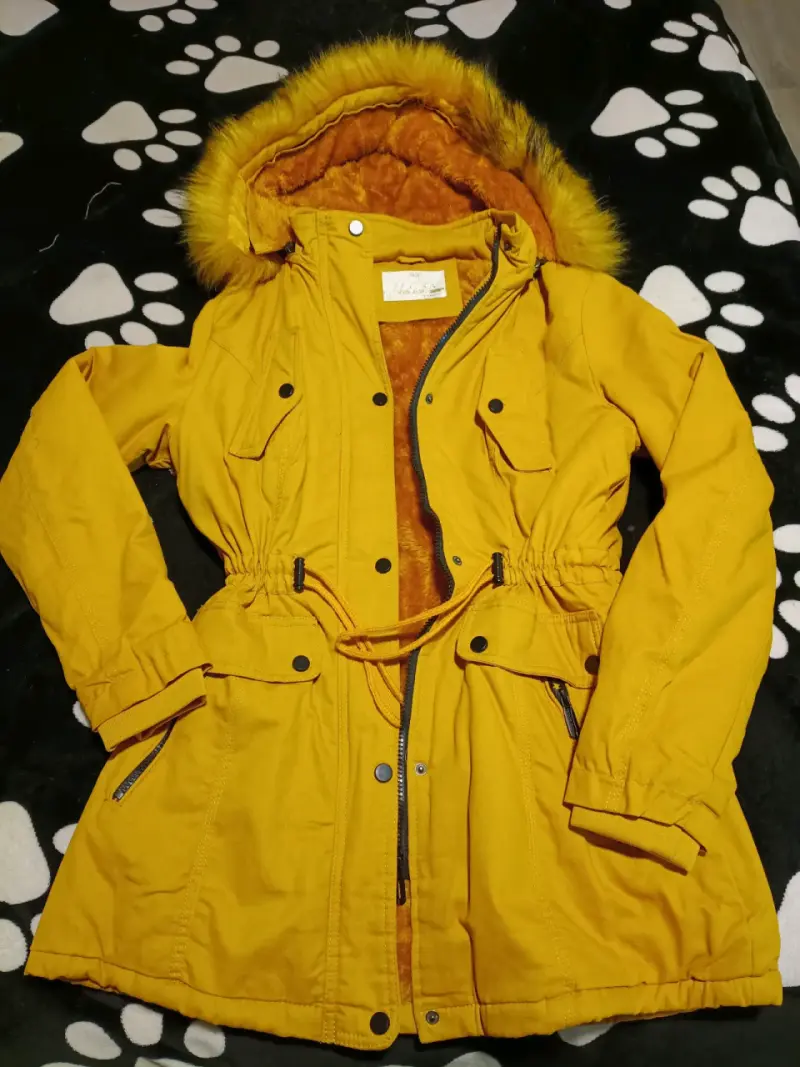 Parka amarilla con capucha de piel sintética - 2