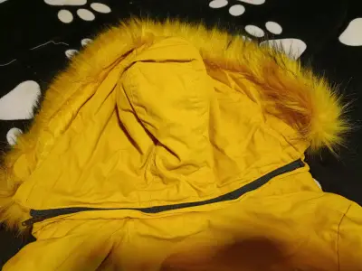 Parka amarilla con capucha de piel sintética - miniatura 3