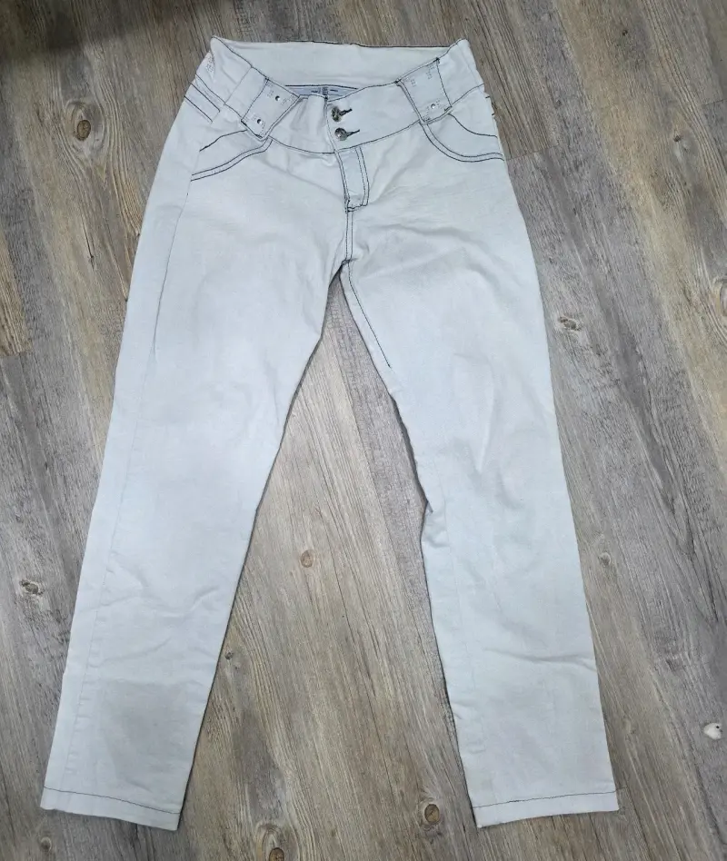 Jeans claros de mujer con diseño moderno - 1