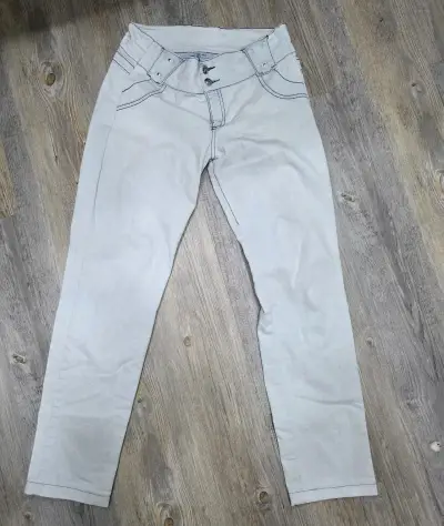 Jeans claros de mujer con diseño moderno - miniatura 1