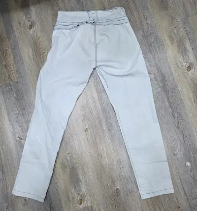 Jeans claros de mujer con diseño moderno - miniatura 2