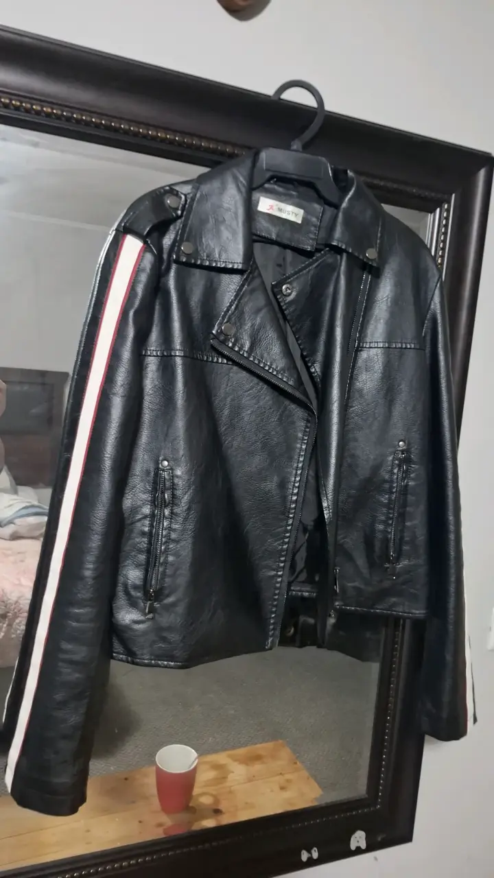 Chaqueta de cuero negra con estilo biker