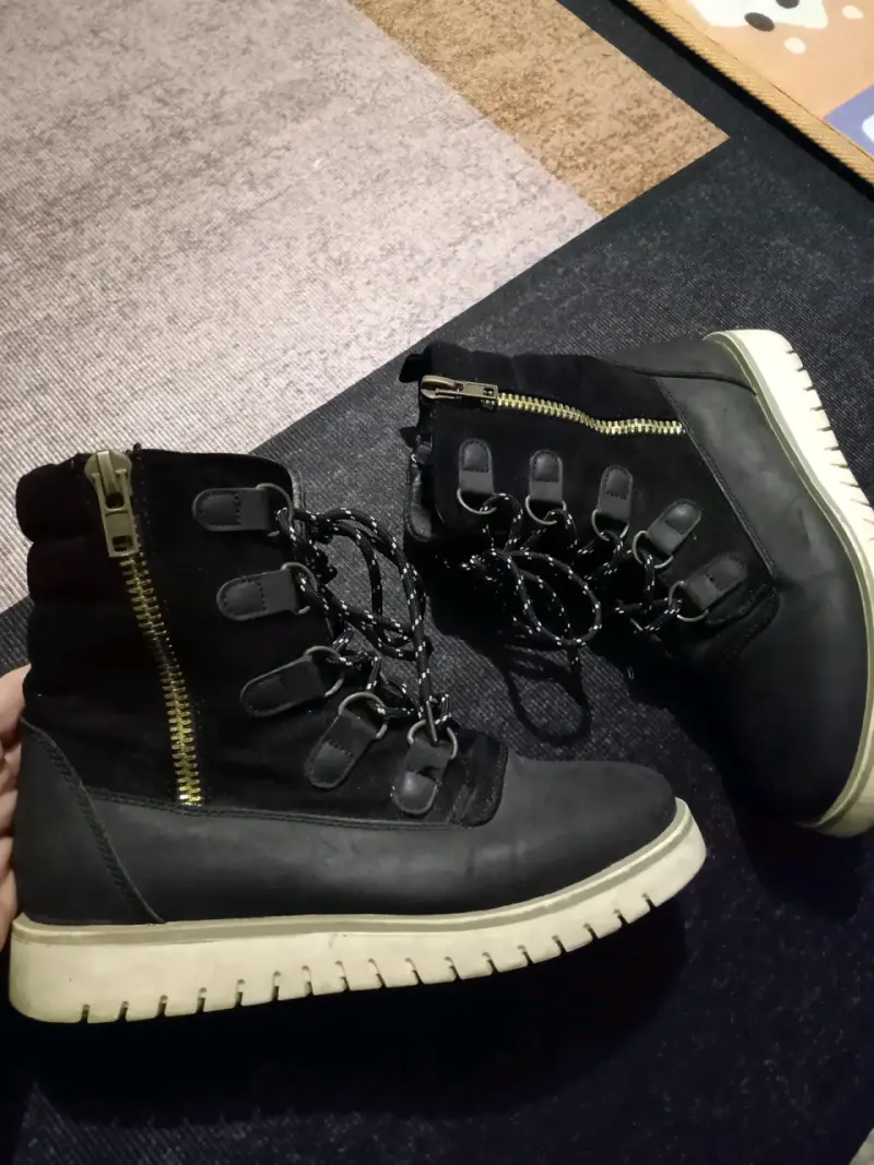 Botas negras con cierre y cordones