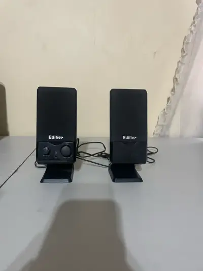 Parlantes Edifier compactos negros - miniatura 1