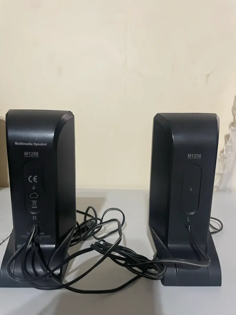 Parlantes Edifier compactos negros - 2