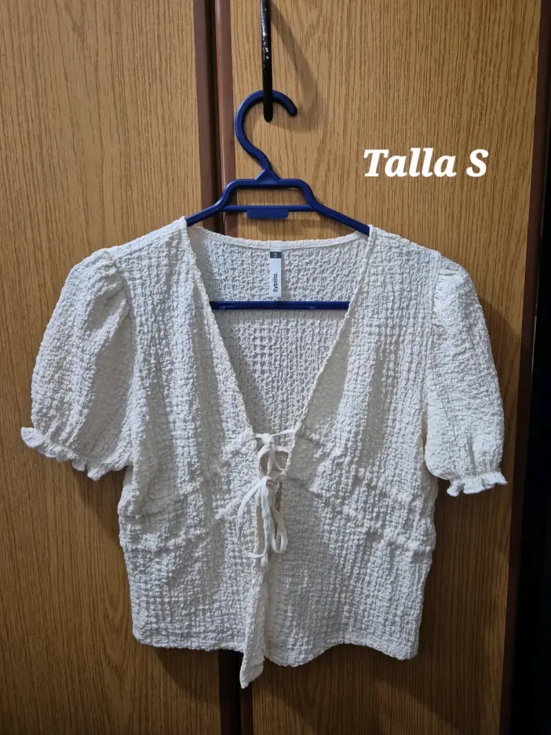 Blusa blanca de textura con lazo