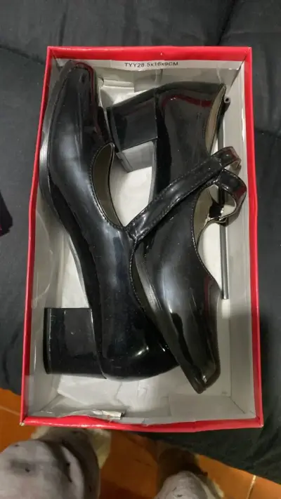 Zapatos de charol negros con tacón - miniatura 1