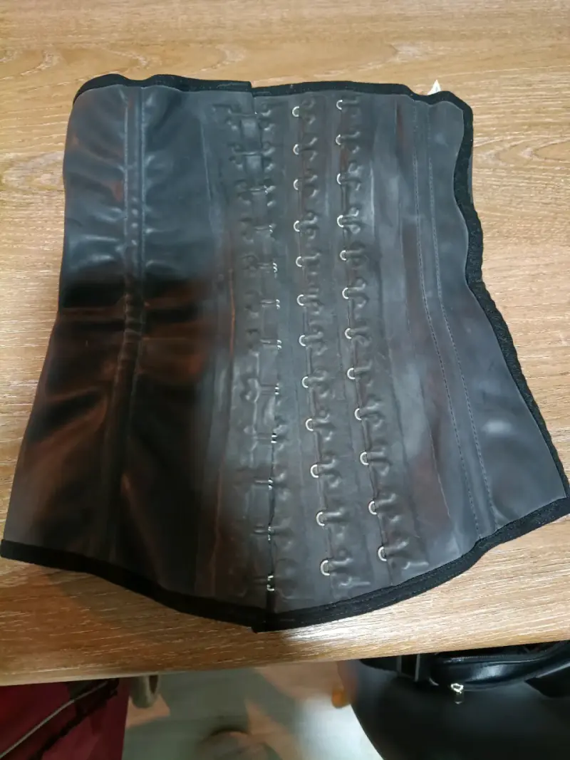 Corsé de látex negro con broches ajustables - 1