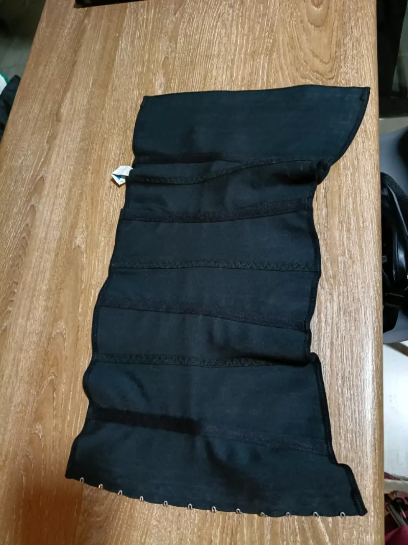 Corsé de látex negro con broches ajustables - 2