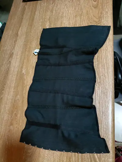 Corsé de látex negro con broches ajustables - miniatura 2