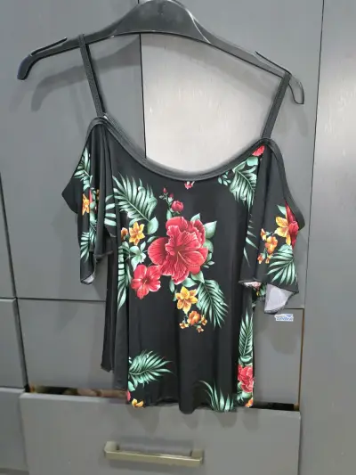 Blusa floral negra con hombros descubiertos - miniatura 1