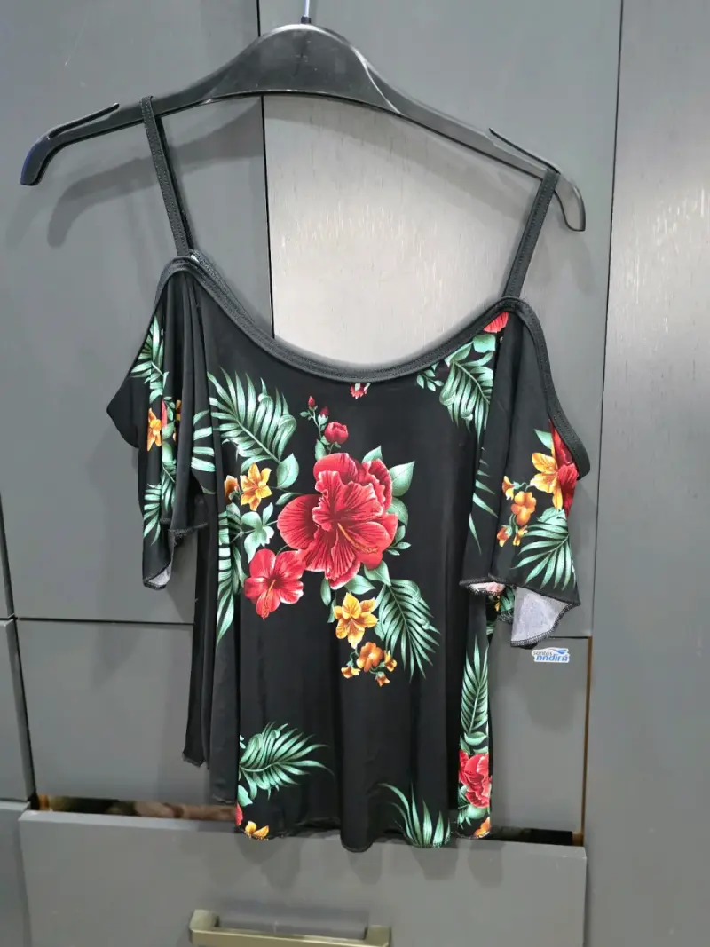 Blusa floral negra con hombros descubiertos - 2