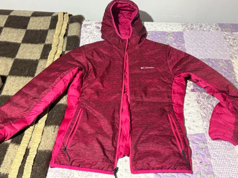 Chaqueta Columbia con capucha roja - 1