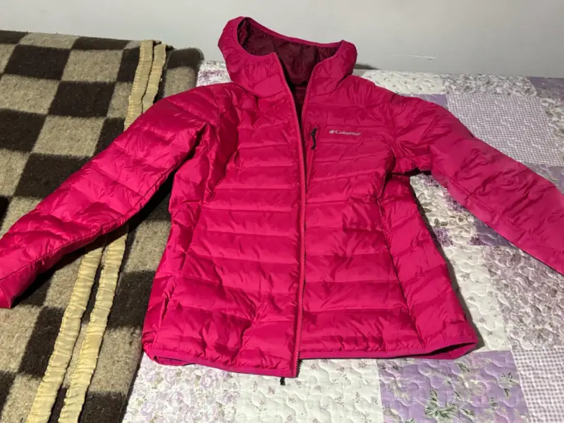 Chaqueta Columbia con capucha roja - 2