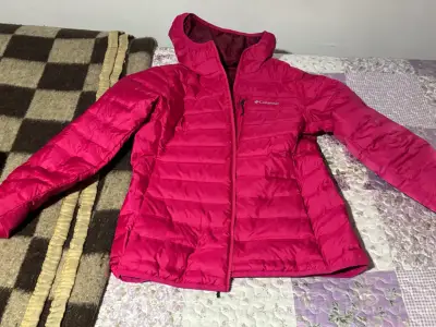 Chaqueta Columbia con capucha roja - miniatura 2