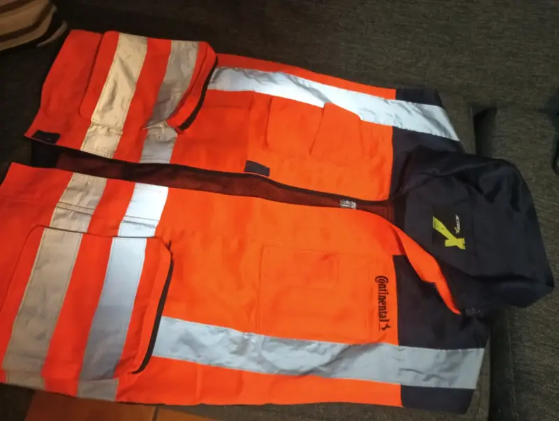 Geólogo talla L ambos en 15 mil como nuevo. - 2