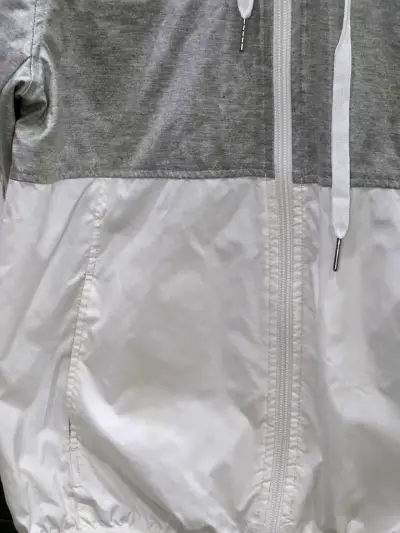 Chaqueta cortaviento gris y blanca con capucha - miniatura 2