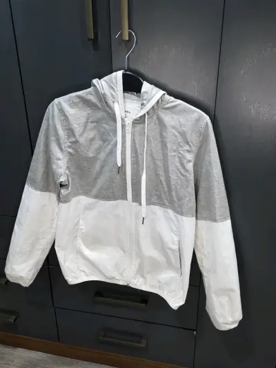 Chaqueta cortaviento gris y blanca con capucha - miniatura 3