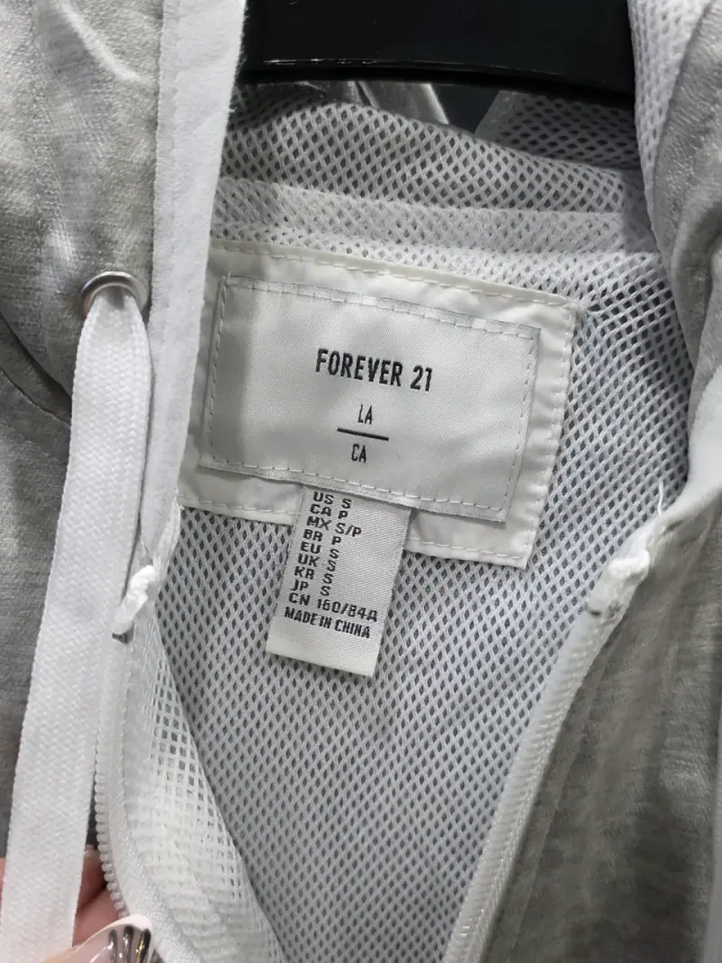 Chaqueta cortaviento gris y blanca con capucha - 4